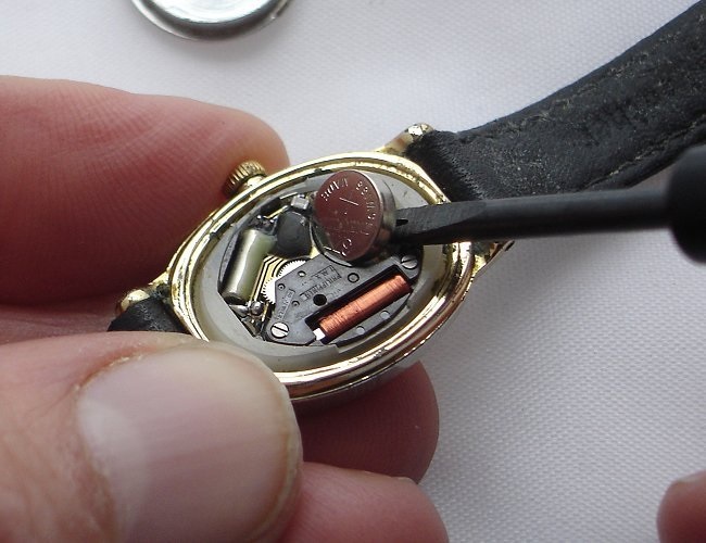 Hướng dẫn cách thay pin đồng hồ đeo tay tại nhà - Bước 5