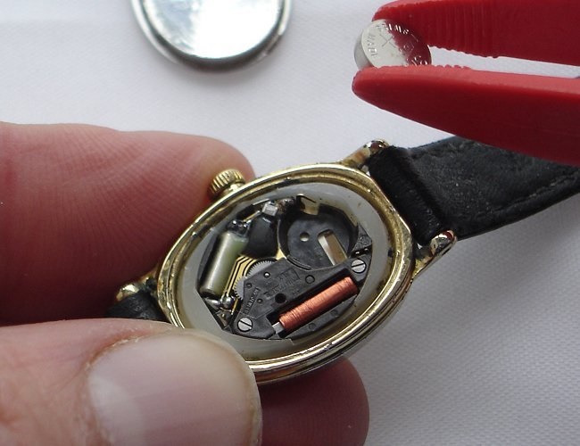 Hướng dẫn cách thay pin đồng hồ đeo tay tại nhà - Bước 6