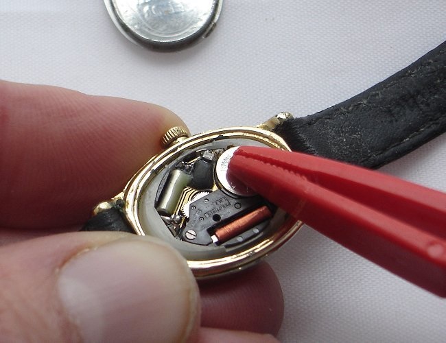 Hướng dẫn cách thay pin đồng hồ đeo tay tại nhà - Bước 7