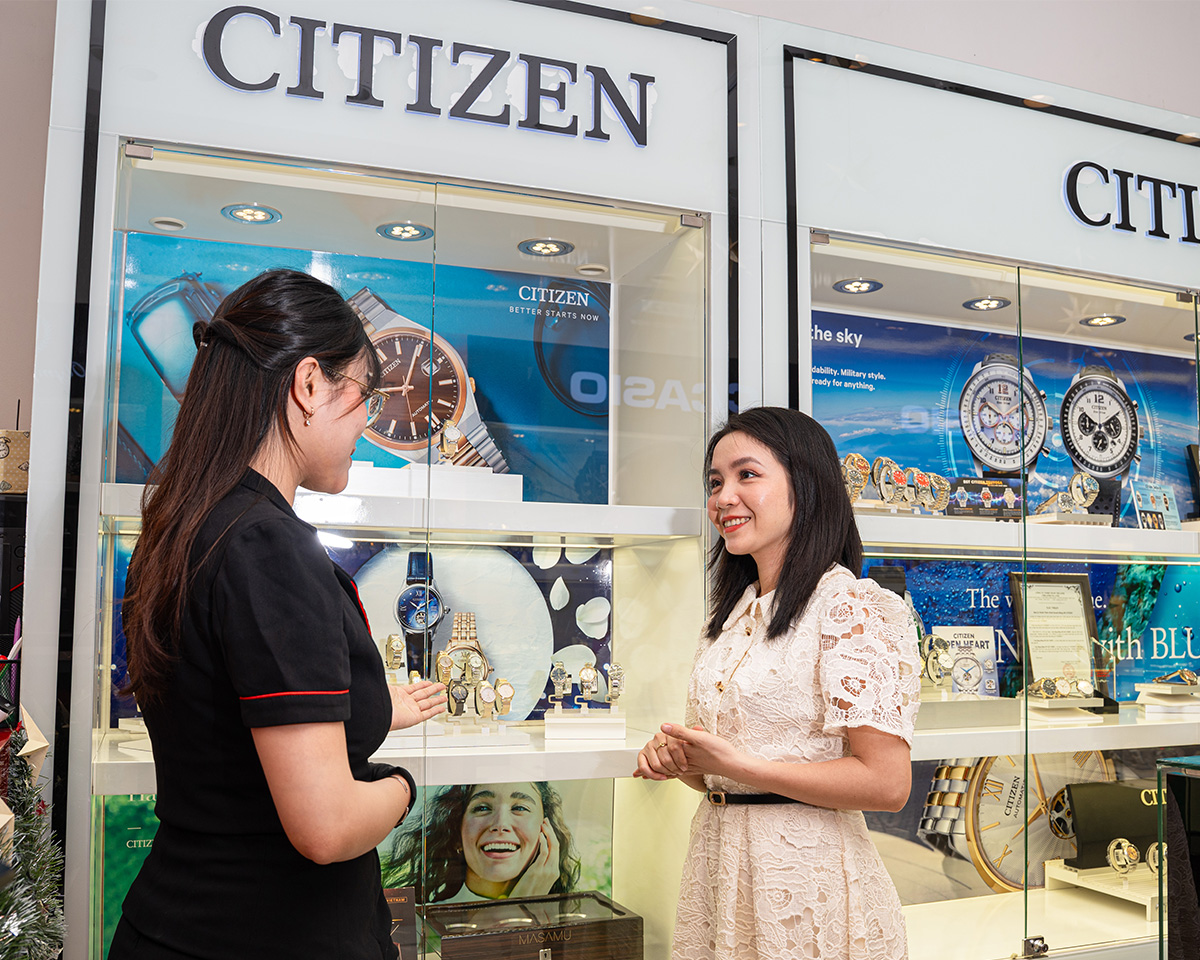 Khách hàng chọn mua đồng hồ Citizen chính hãng tại Hải Triều