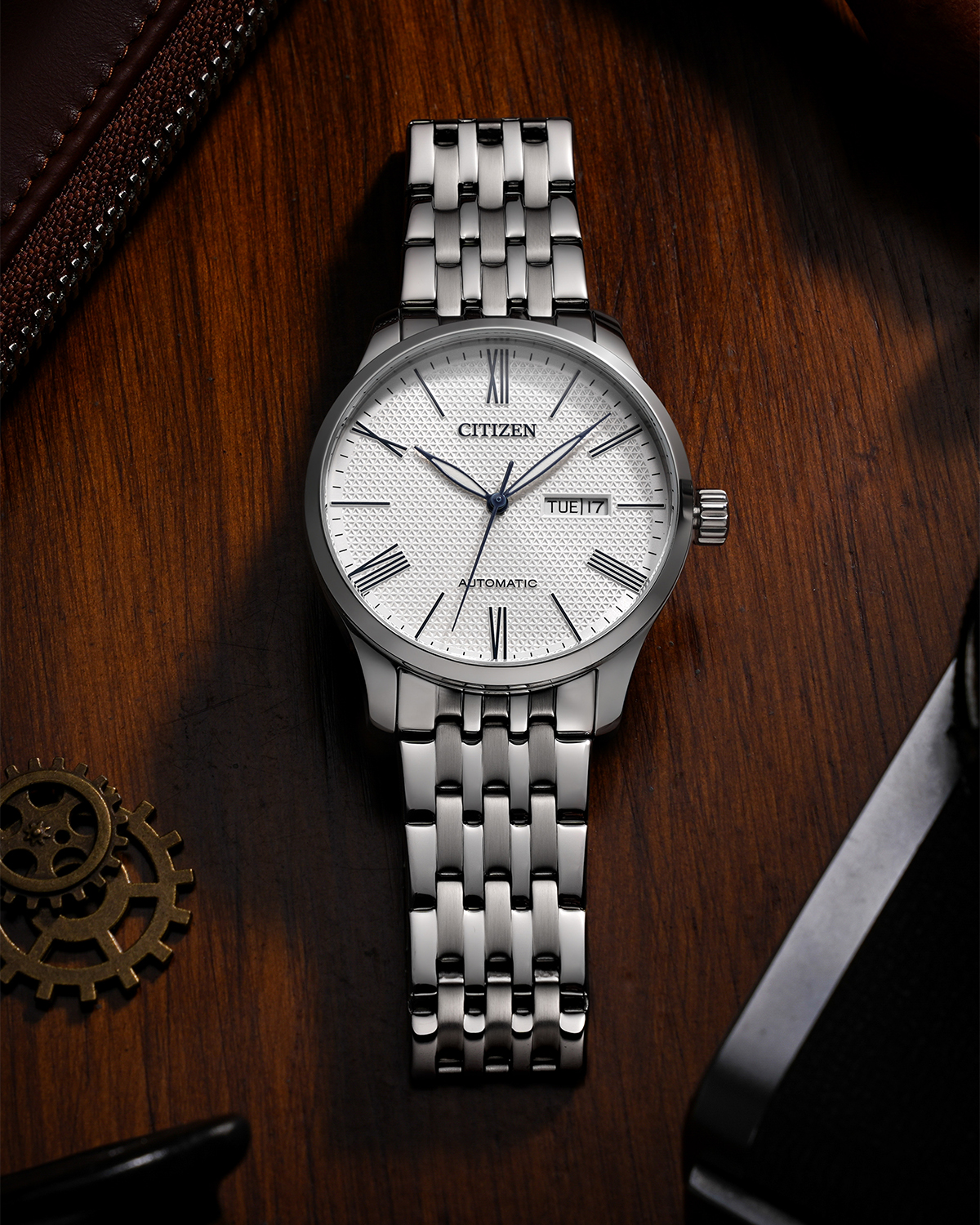 Đồng hồ Citizen kim xanh NH8350-59B với họa tiết Guilloche tinh xảo 