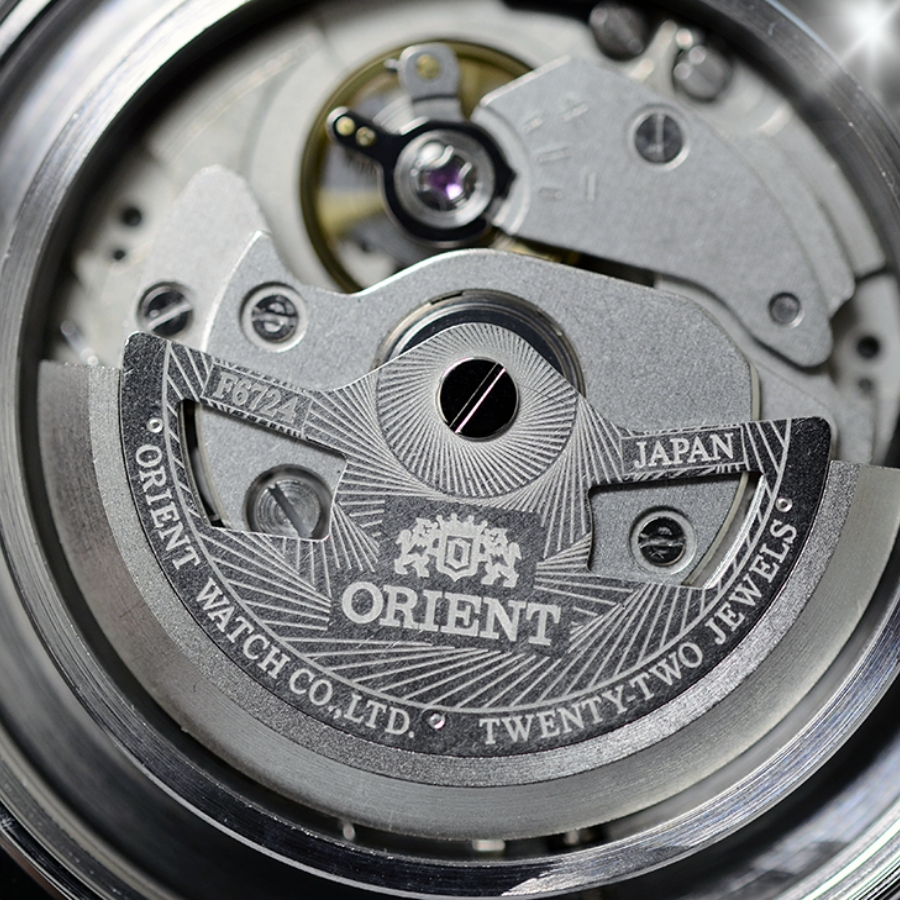 bộ máy Caliber F6724 trên đồng hồ Orient Bambino Gen 2 hỗ trợ lên cót tay và dừng kim giây.