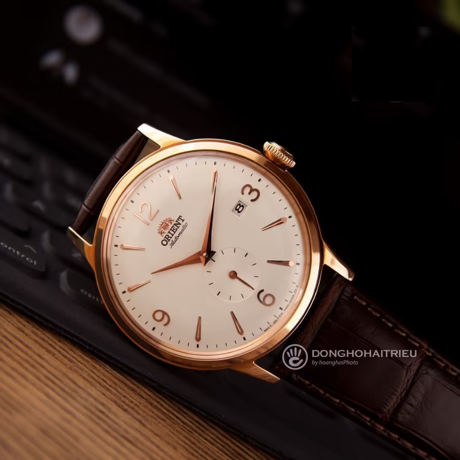 Bambino Small Second với cọc số Arab và thiết kế đậm chất vintage.