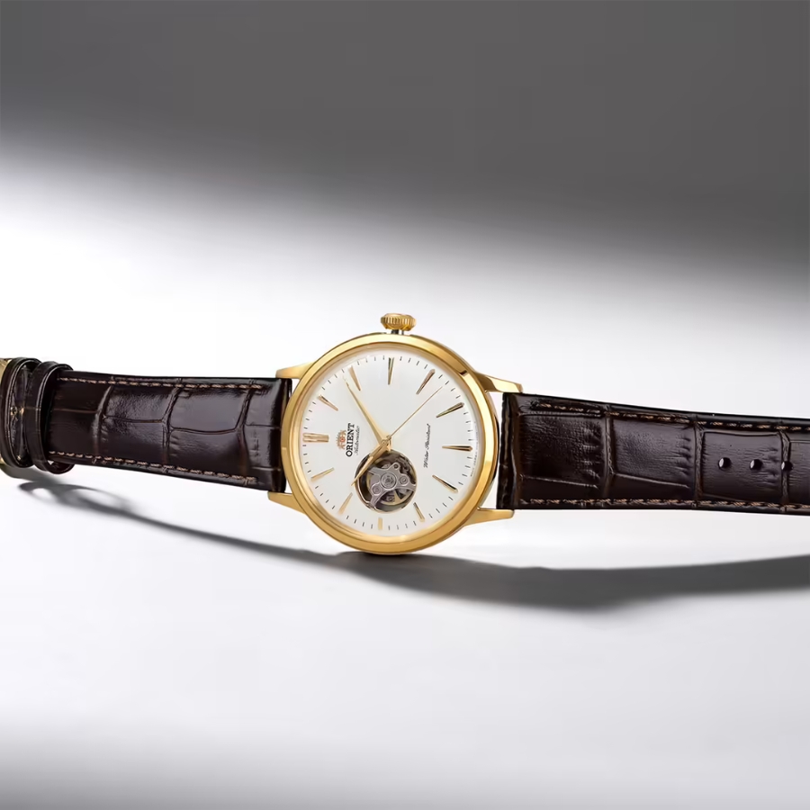 Đồng hồ Orient Bambino Open Heart kết hợp kim Dauphine và cọc số thanh mảnh sang trọng.
