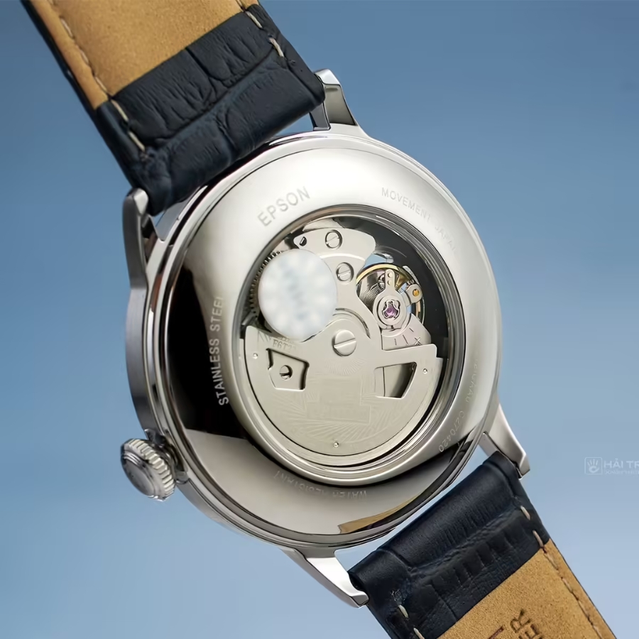 mã máy và số hiệu dòng trên nắp lưng đồng hồ Orient Bambino.