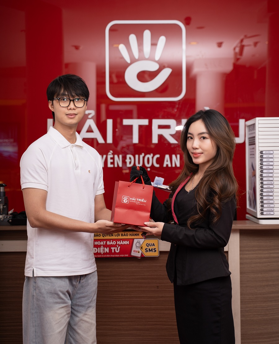 Khách hàng đang đi đánh bóng mặt kính tại Trung tâm Bảo dưỡng - Sửa chữa Đồng Hồ Hải Triều