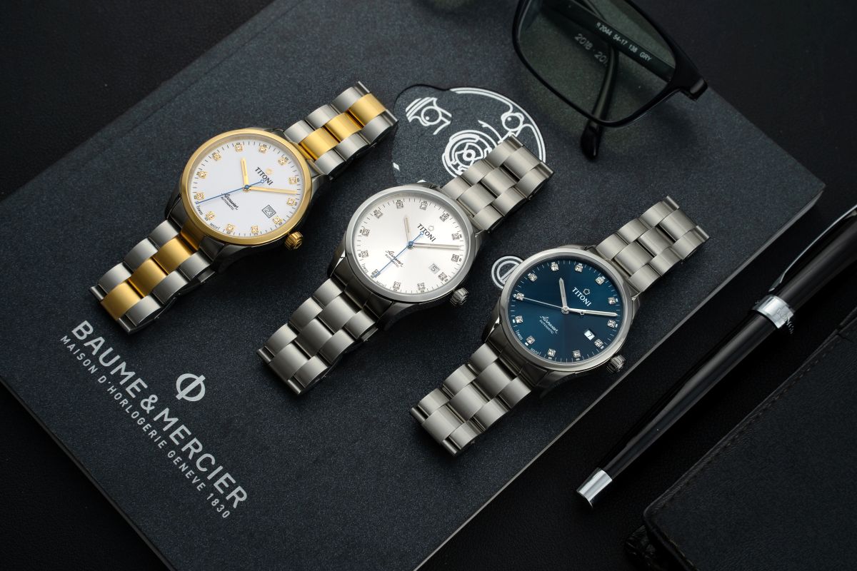 Titoni Airmaster là đối thủ hay được đặt cạnh PRX trong nhóm đồng hồ Thụy Sỹ máy cơ tầm trung