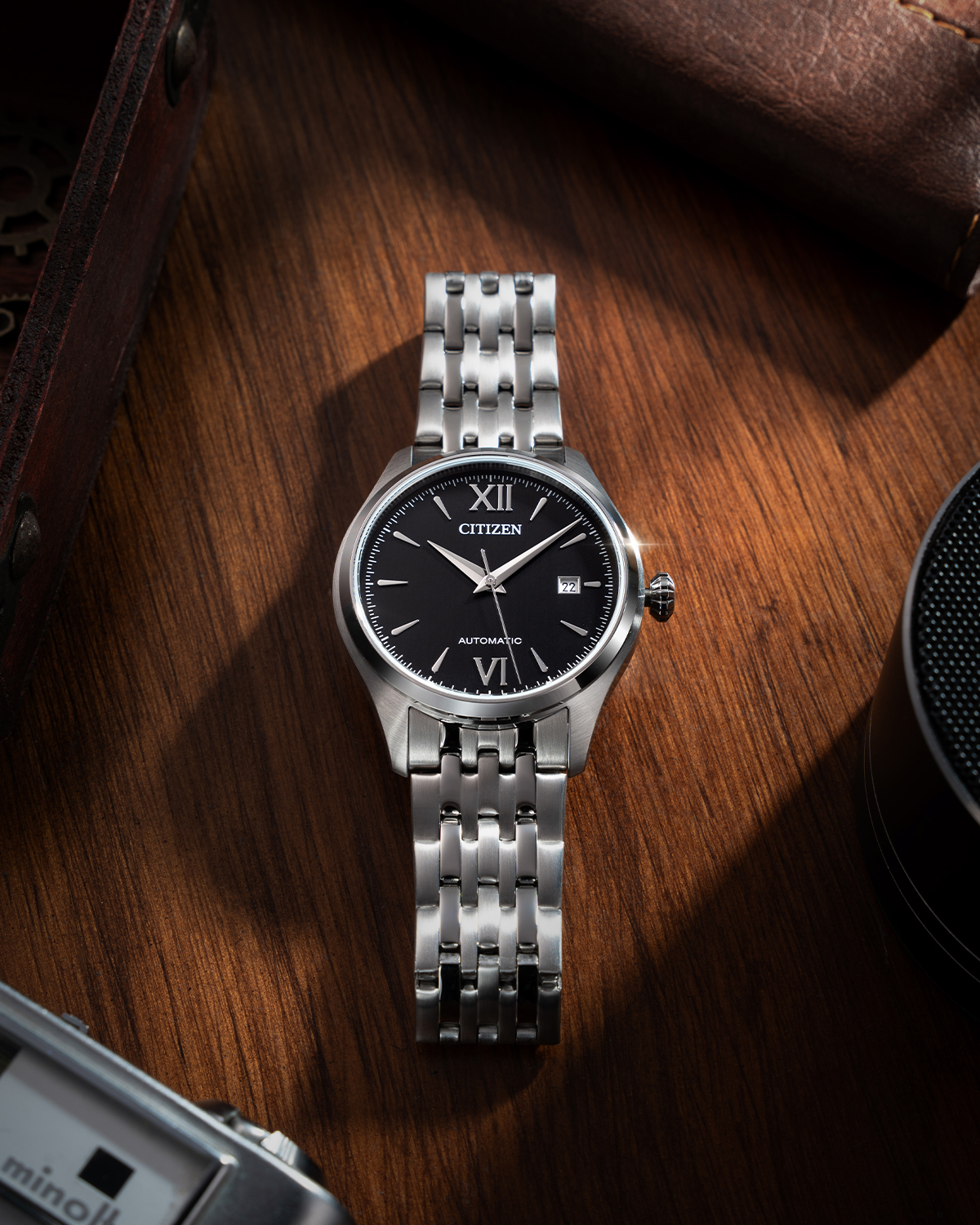 Cận cảnh chiếc đồng hồ Citizen NJ0240-55L sử dụng chất liệu dây từ kim loại