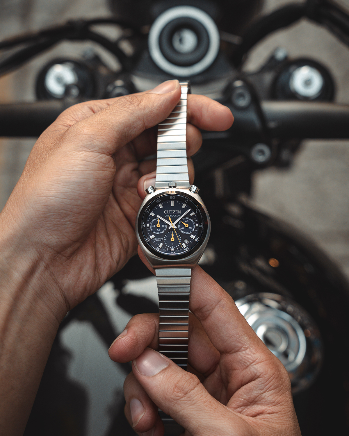 Đồng hồ Citizen AN3660-81L Chronograph 6 kim mặt xanh dây kim loại được cầm trên tay