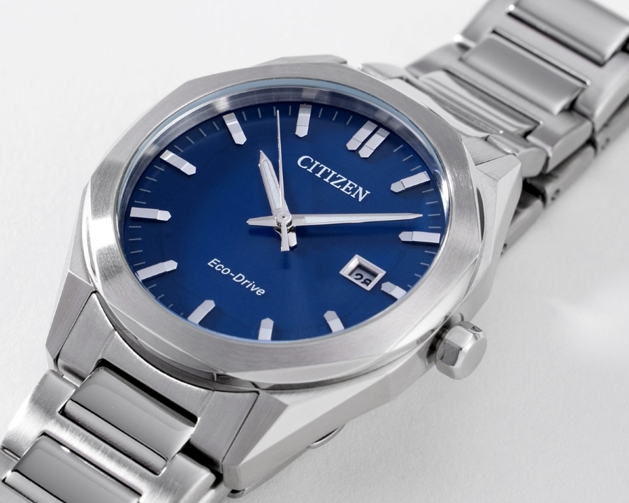 Đồng hồ nam Citizen Eco-Drive BM7620-83L sử dụng dây kim loại.