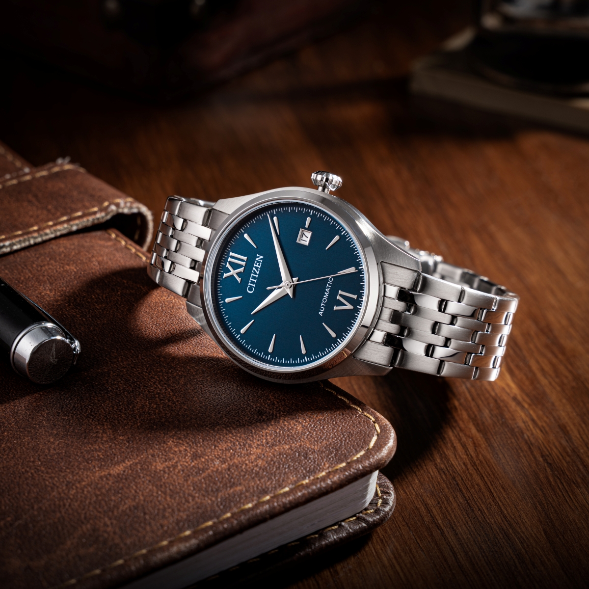 Đồng hồ nam Citizen NJ0240-55L máy cơ tự động, mặt số màu xanh dương có lịch ngày ở góc 3 giờ, dây đeo kim loại bằng thép không gỉ.