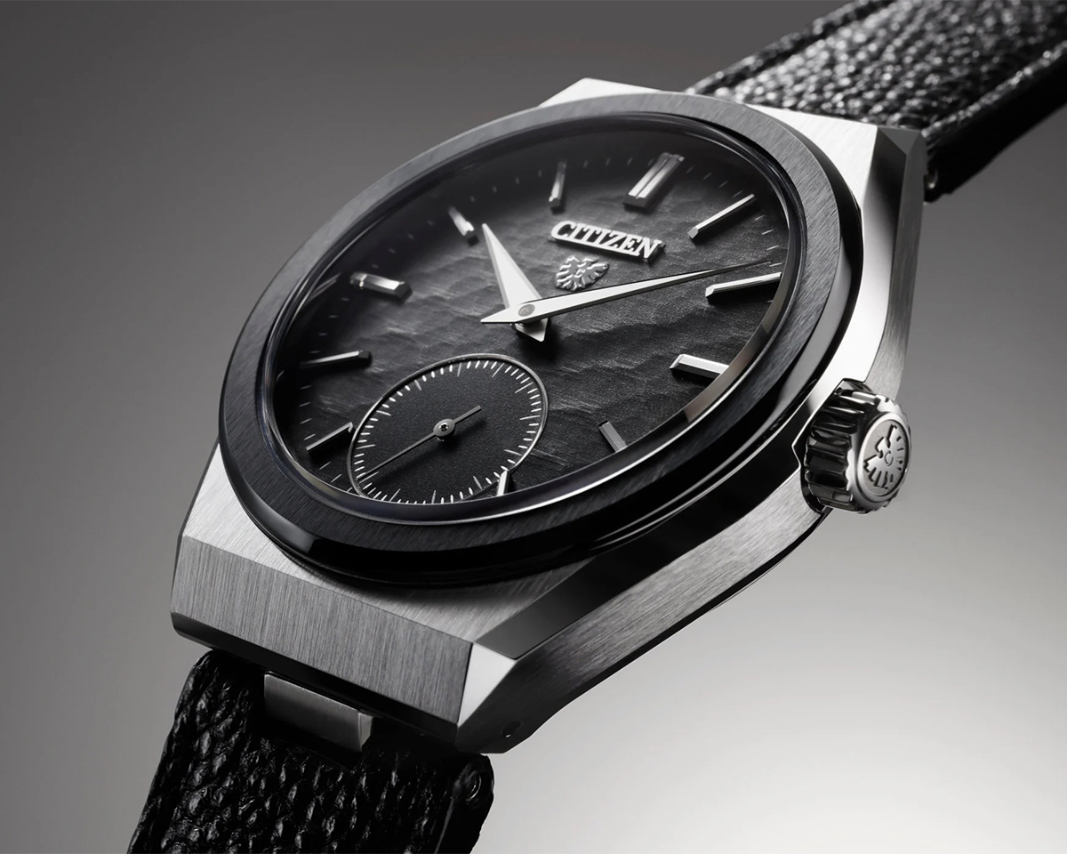 Góc nghiêng sắc nét của chiếc đồng hồ The CITIZEN Caliber 0200 nổi bật với mặt số đen vân sần, viền bezel chải xước phay mờ và bộ dây da cao cấp.