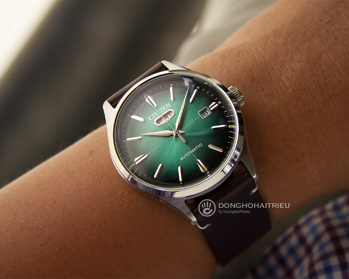 Đồng hồ C7 NH8390-11X nhà Citizen phiên bản Active với mặt số màu xanh lá hiệu ứng sunburst độc đáo.