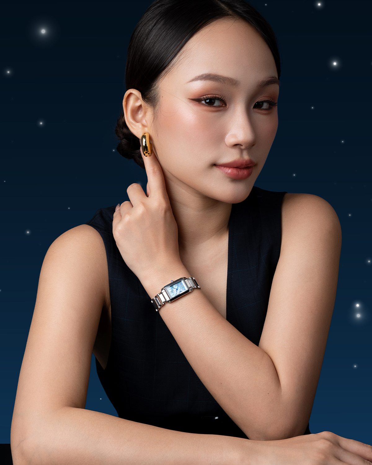 Người phụ nữ trẻ đeo chiếc đồng hồ nữ Citizen mã EW5620-55N.