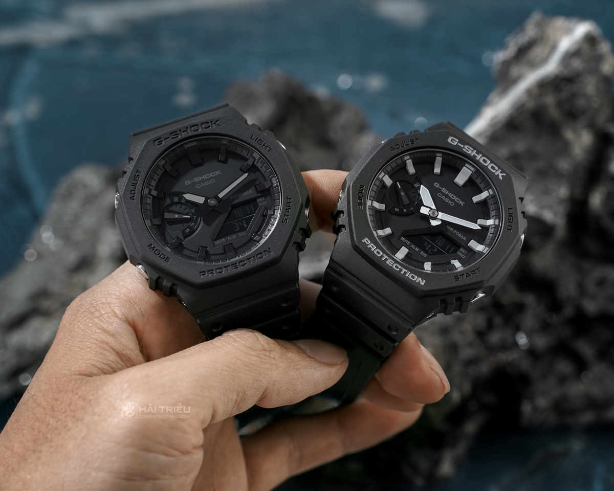 Cầm G-Shock GA-2100-1ADR và GA-2100-1A1DR trên tay.