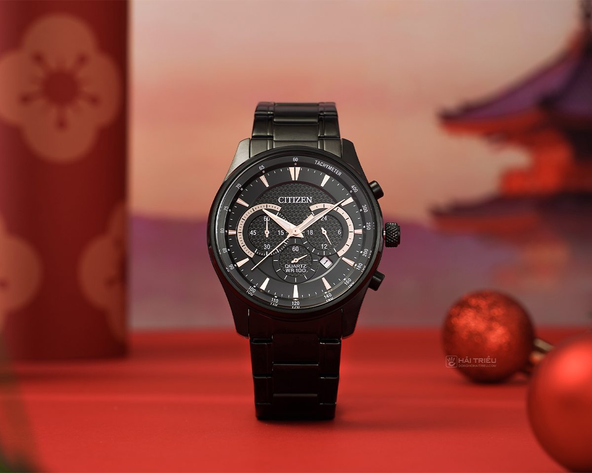 Mẫu đồng hồ nam Citizen AN8195-58E nổi bật với lớp mạ PVD đen toàn thân, kim và cọc số màu vàng hồng sang trọng trên nền mặt số đen họa tiết Guilloche.