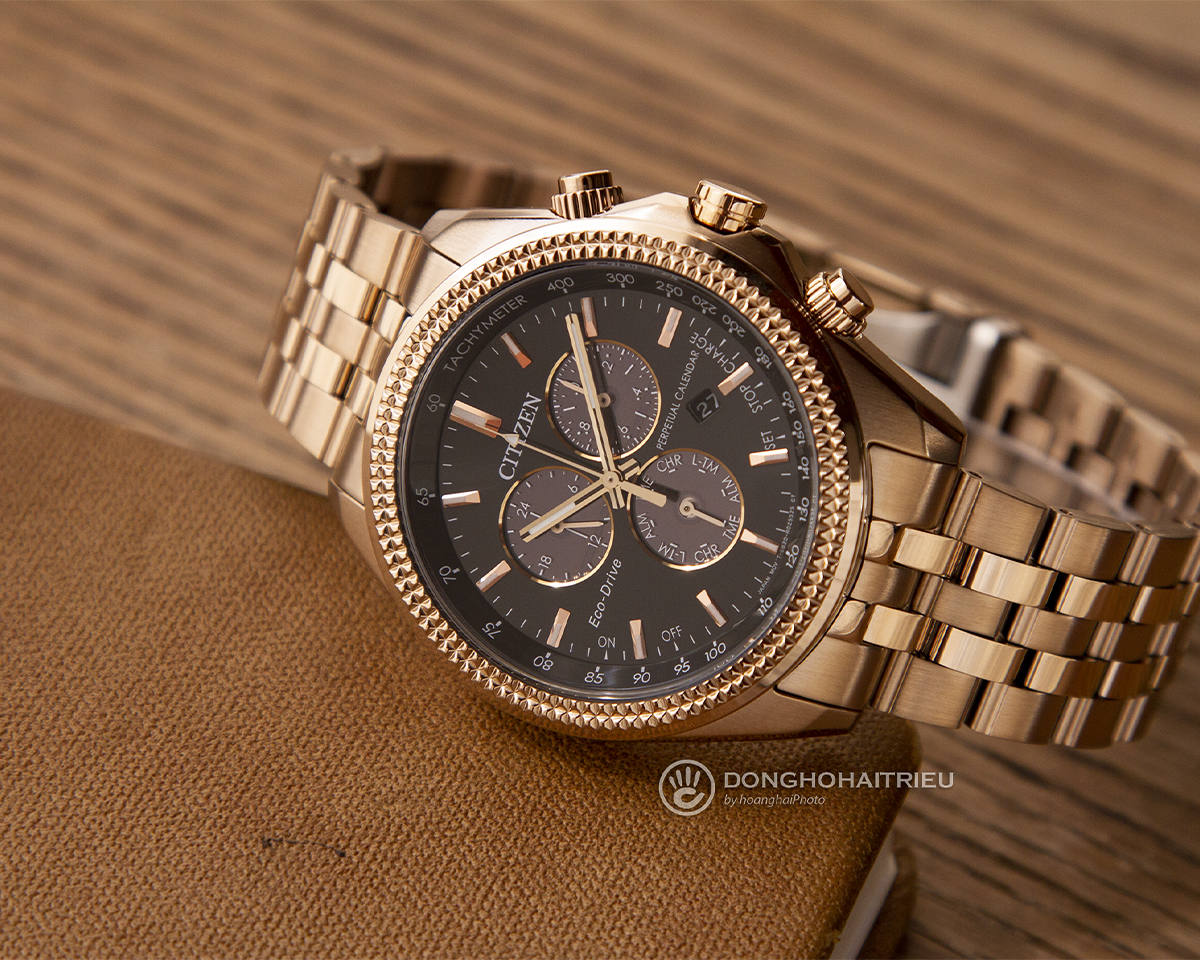 Citizen BL5563-58E mạ vàng toàn thân nổi bật trên nền sổ da, dành cho người muốn sự nổi bật trên cổ tay nhưng vẫn giữ được nét trưởng thành và lịch sự.