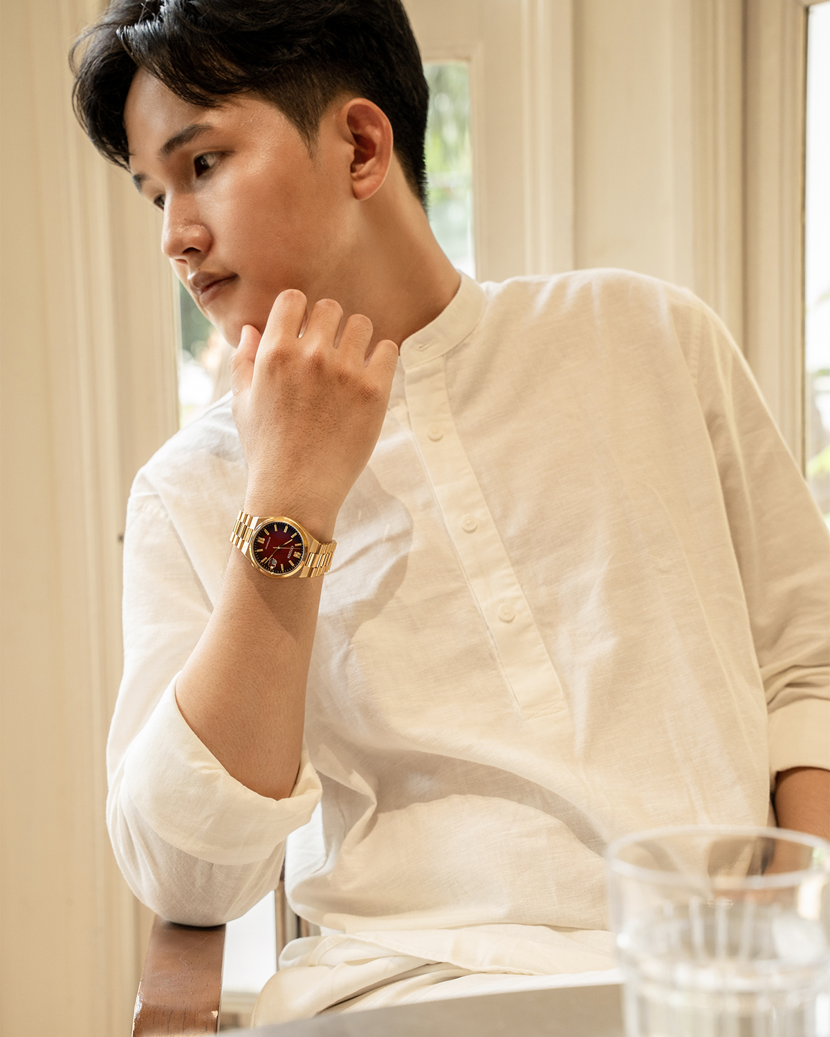 Nam giới phối đồng hồ Citizen Tsuyosa NJ0153-82X dây kim loại vàng và mặt số đỏ Burgundy cùng áo sơ mi trắng.
