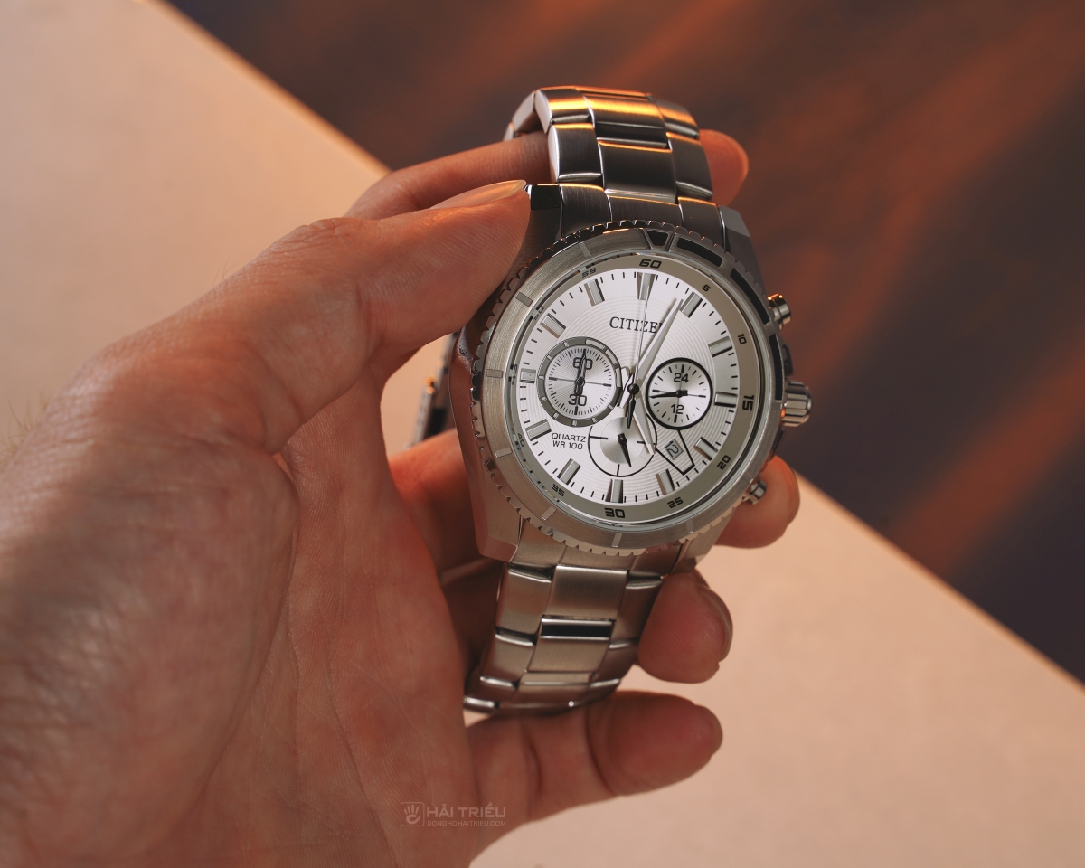 Citizen AN8200-50A phù hợp với người thích phong cách thể thao, mặt số dễ đọc và dây kim loại chắc tay.