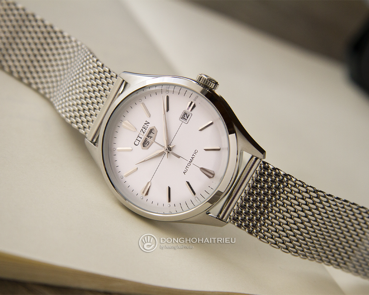 Đồng hồ Citizen NH8390-89A sở hữu mặt số màu trắng bạc thanh thoát phối cùng dây lưới Milanese bằng thép không gỉ.