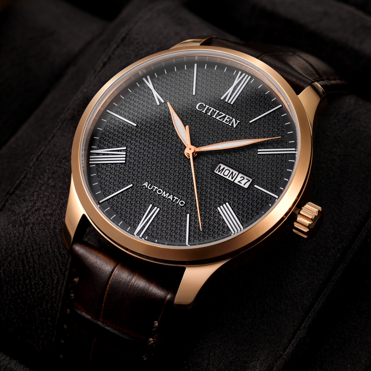 Đồng hồ Citizen dạ quang mã NH8353-00H với vỏ mạ vàng hồng và dây da nâu sang trọng.