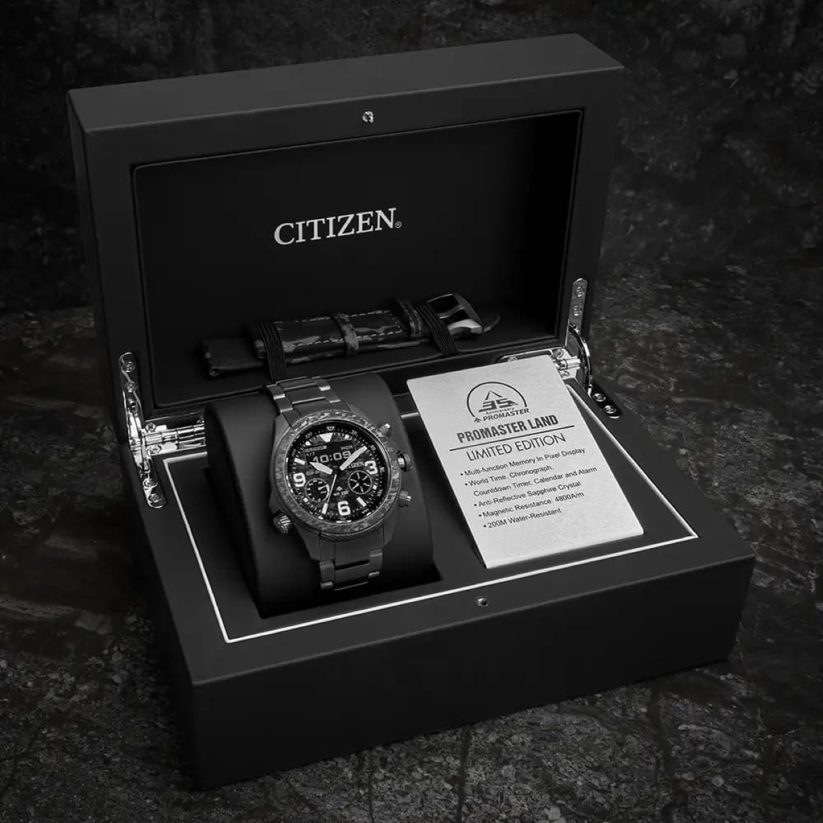 Hộp và phụ kiện đi kèm của đồng hồ Citizen Promaster Land phiên bản giới hạn.