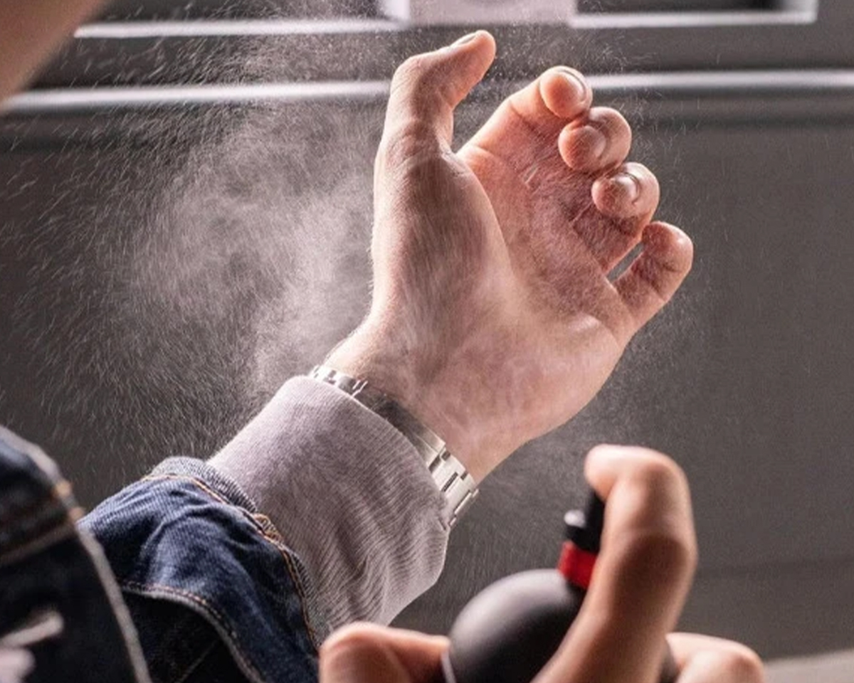 Thói quen xịt nước hoa khi đeo đồng hồ của nhiều người.