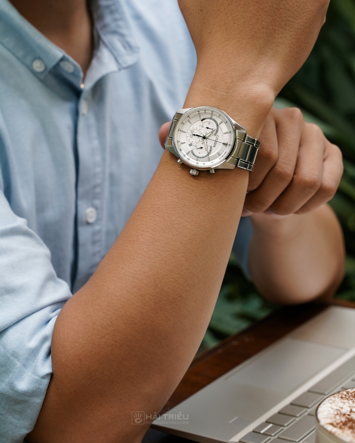 Trên tay mẫu đồng hồ Citizen AN8190-51A với mặt số trắng trẻ trung.