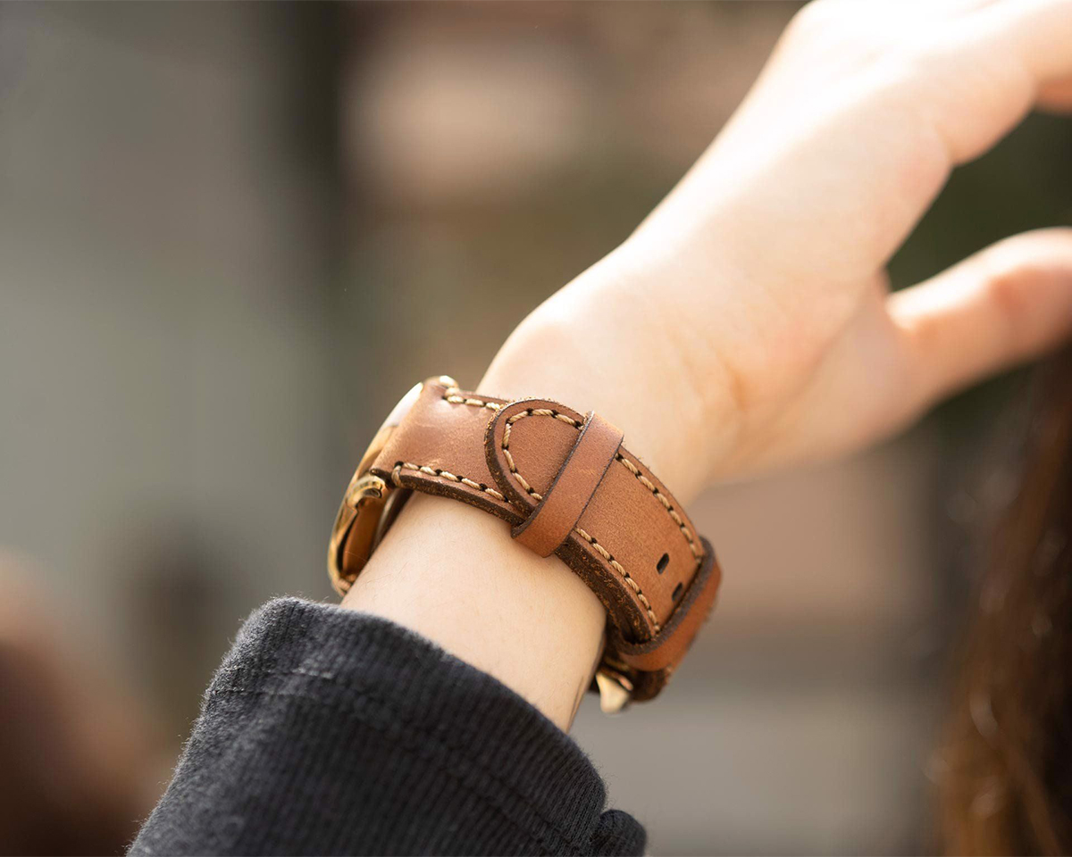 Cổ tay đeo đồng hồ dây da bò màu nâu đất thủ công
