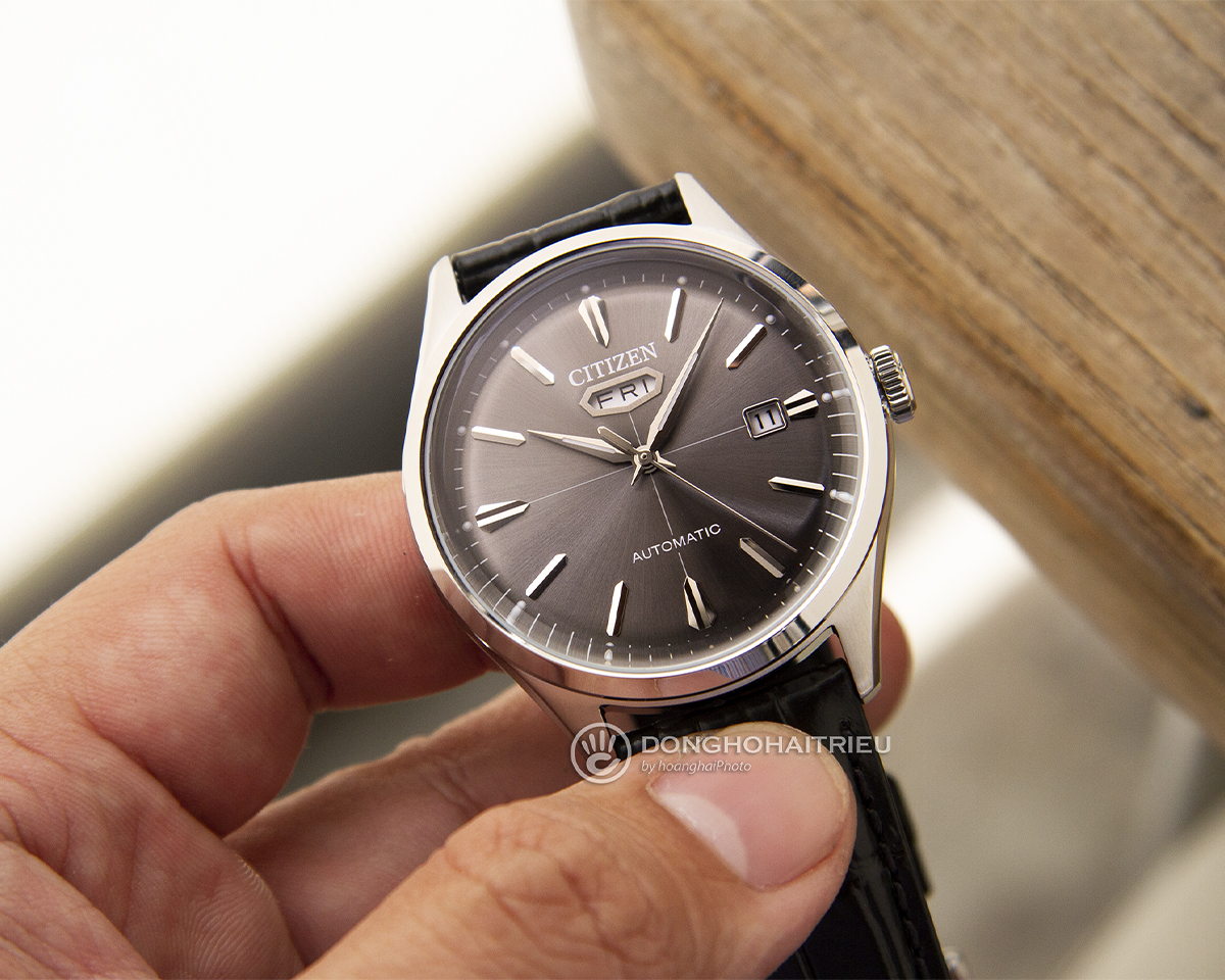 Đồng hồ Citizen NH8390-20H sở hữu mặt số màu xám sang trọng, kết hợp cùng dây đeo bằng da màu đen dập vân cá sấu êm ái.