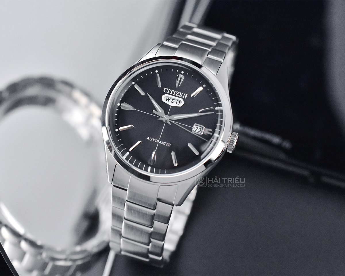 Đồng hồ Citizen NH8391-51E sở hữu mặt số màu đen nam tính, kết hợp cùng dây đeo kim loại bằng thép không gỉ nguyên khối màu bạc.