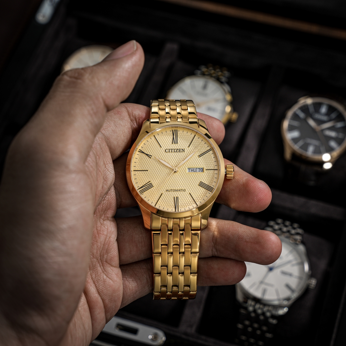 Đồng hồ Citizen WR5BAR NH8352-53P với dây kim loại vàng.