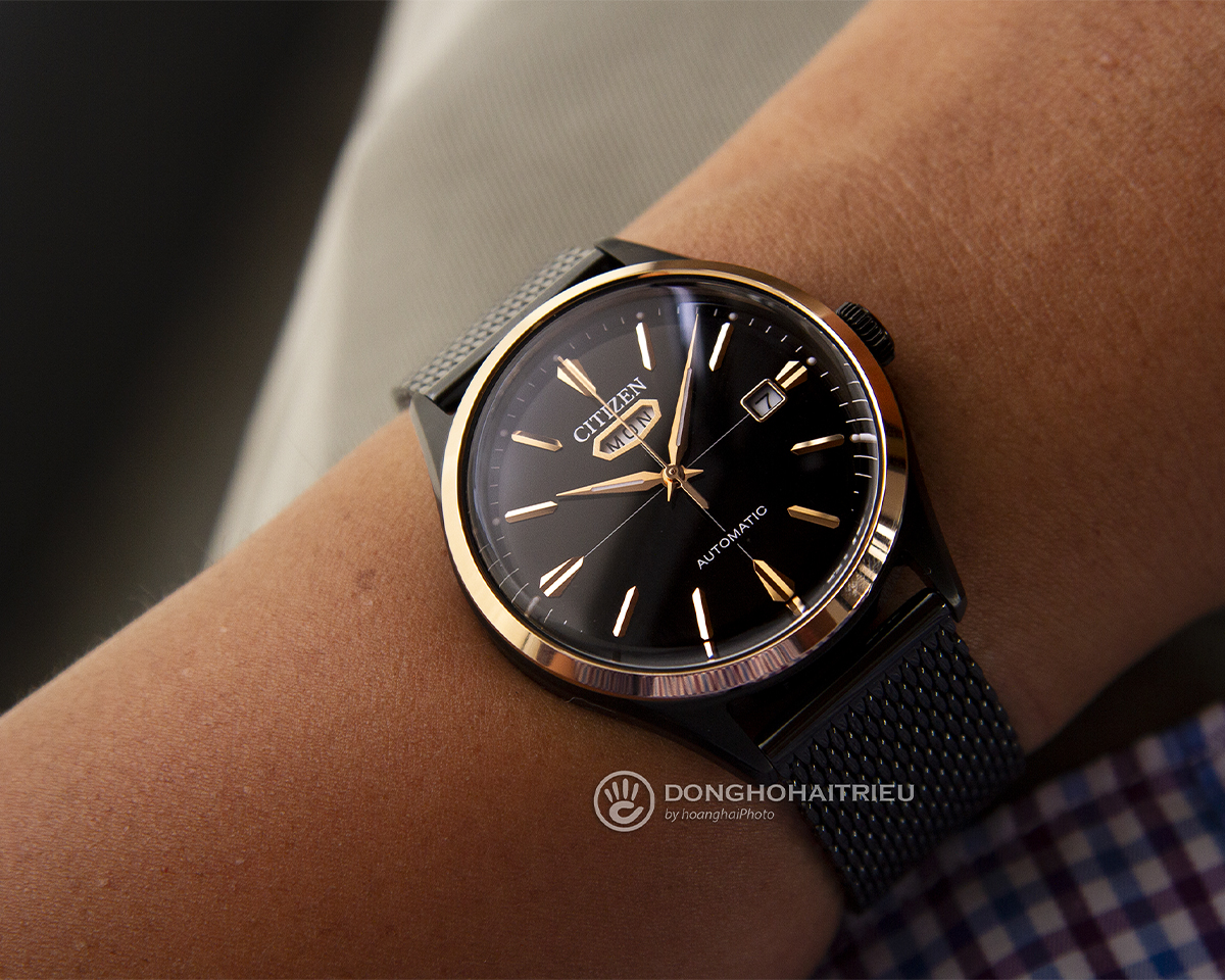 Đồng hồ Citizen NH8396-82E nổi bật với bộ dây thép màu bạc dạng lưới đan nhuyễn tinh tế.