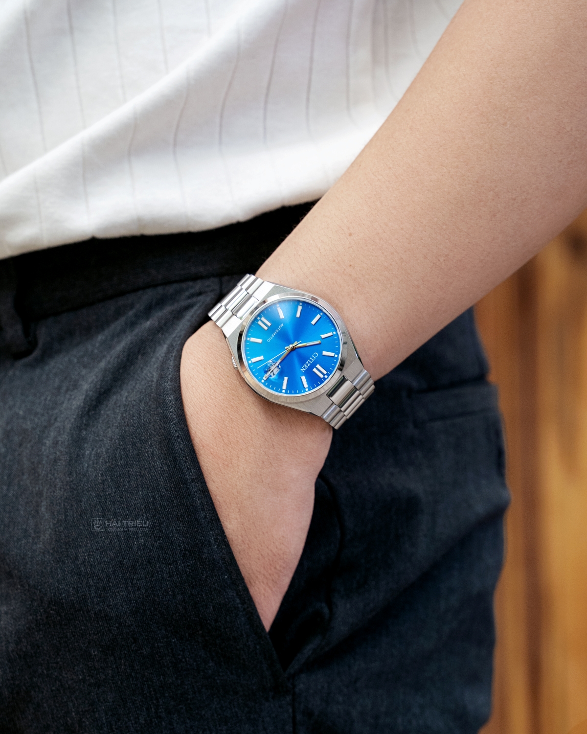 Đồng hồ nam Citizen Tsuyosa Pantone mã NJ0158-89L nổi bật với mặt số màu xanh lam Glowing Blue rực rỡ, một lựa chọn phù hợp trong phân khúc 13 triệu.