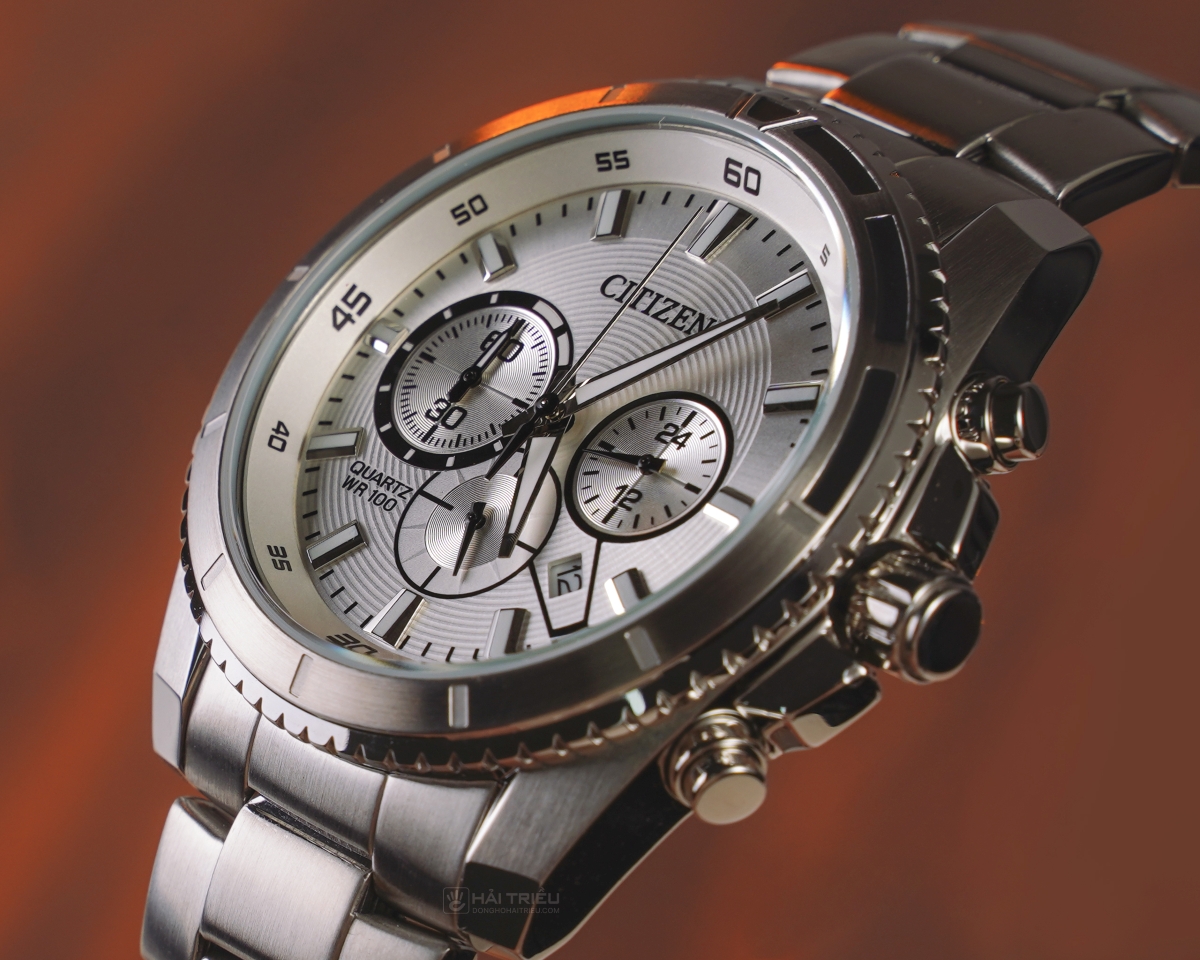 Citizen AN8200-50A Chronograph 6 kim mặt số bạc, thiết kế nhiều tầng, dễ đọc, dây kim loại thể thao.