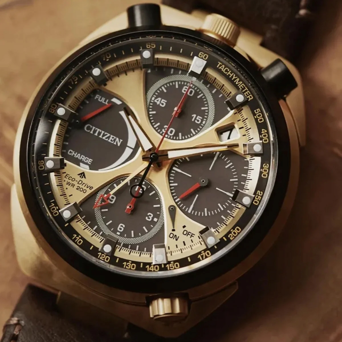 Chiếc đồng hồ Citizen AV0072-01X Promaster Tsuno Chrono Bullhead đưa tính năng Tachymeter lên đồng hồ đầu tiên.
