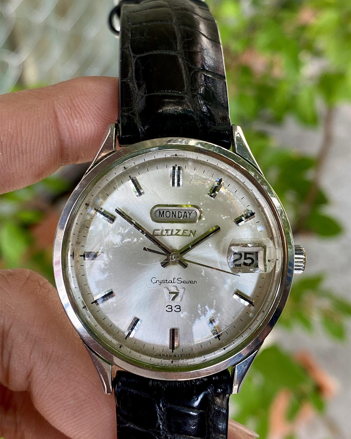 Đồng hồ cổ Citizen Crystal Seven 1965 mặt bạc với dây đeo da đen vân cá sấu.