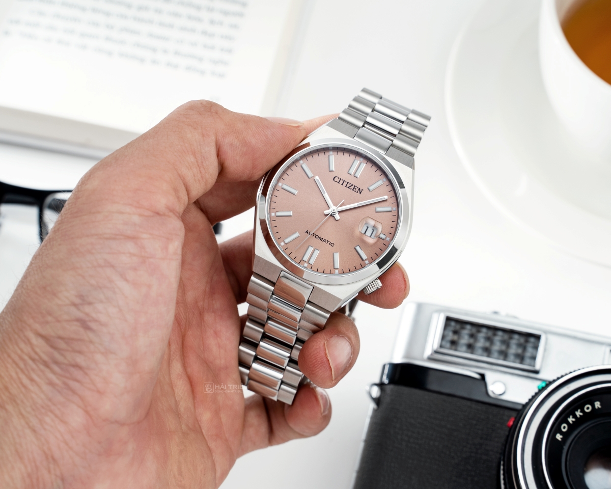 Trên tay chiếc đồng hồ Citizen Tsuyosa Pantone mã NJ0158-89Y phiên bản giới hạn hợp dây đeo kim loại tích hợp.