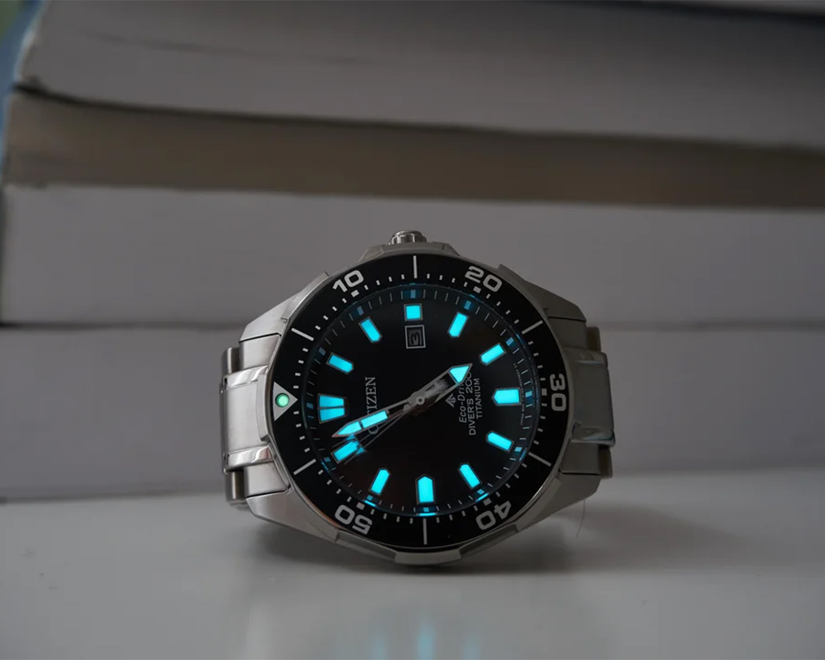 Đồng hồ Citizen dạ quang dòng Promaster Diver Titanium trong bóng tối.