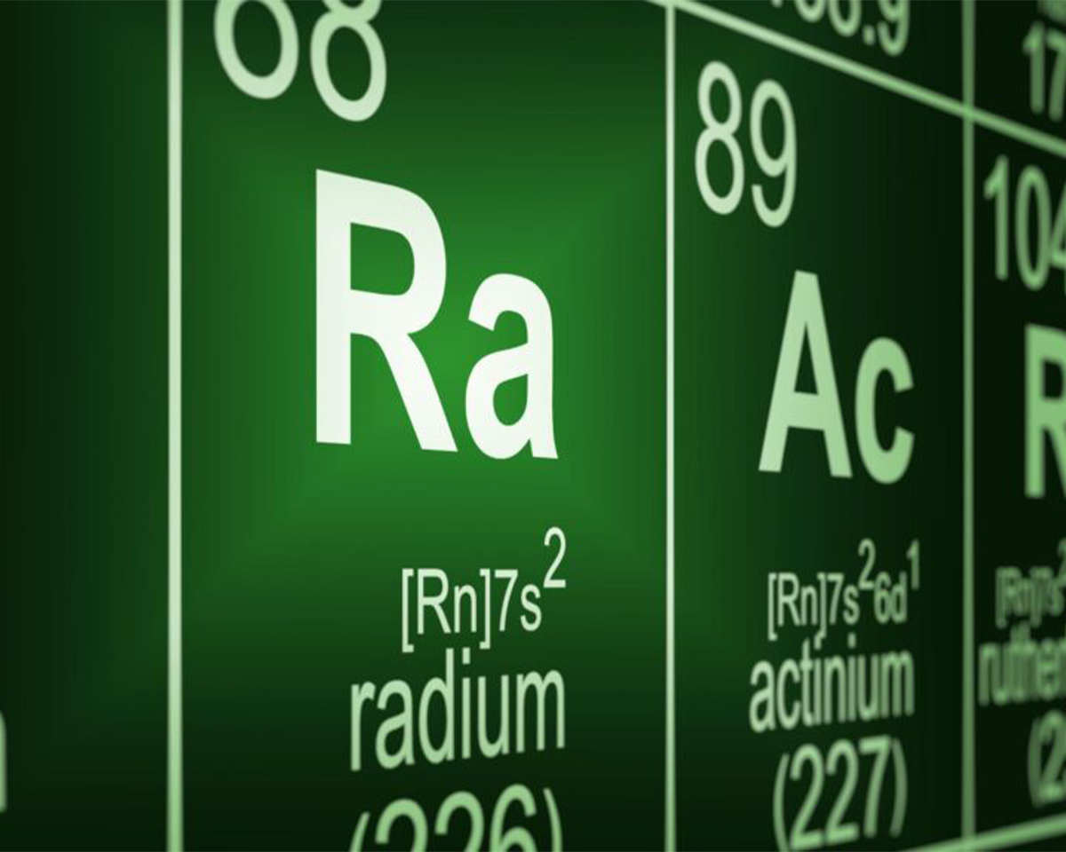 Radium là một nguyên tố hóa học kim loại phóng xạ mạnh, có màu trắng bạc, số hiệu nguyên tử 88 trong bảng tuần hoàn.