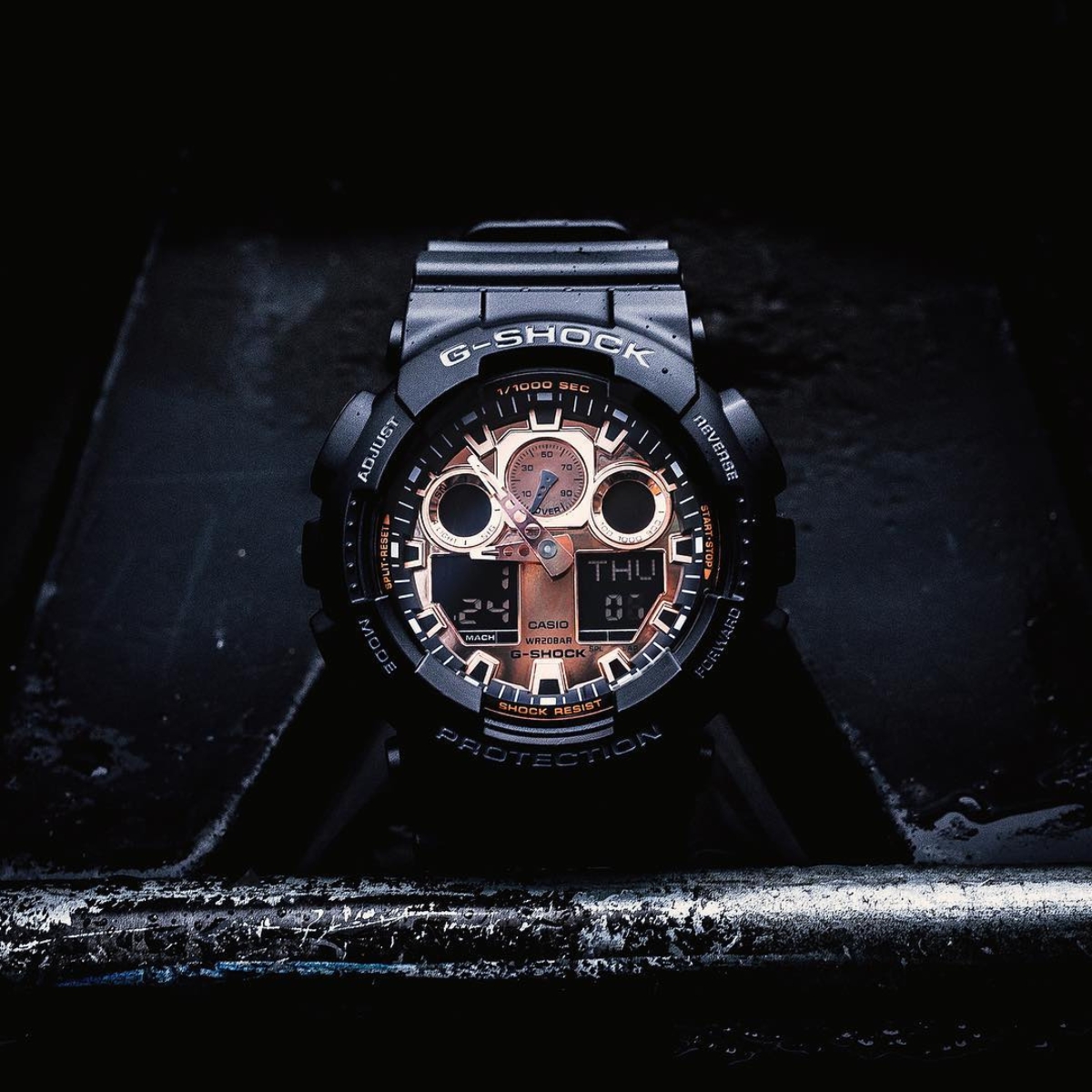 Đồng hồ G-Shock GA-100 mặt kim điện tử trong concept ánh sáng tối mạnh mẽ.