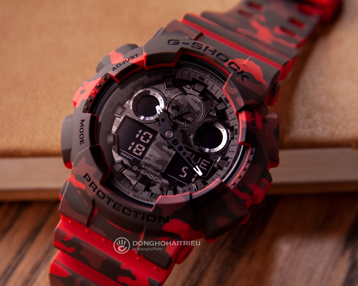 Đồng hồ G-Shock GA-100 họa tiết camo đỏ với thiết kế thể thao cá tính.