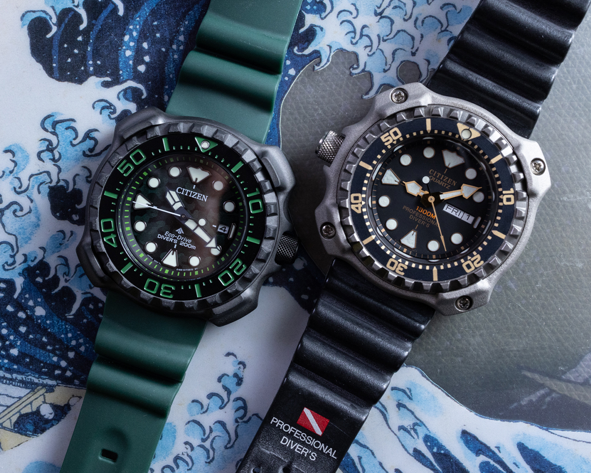 Bên phải là chiếc Citizen Professional Diver 1300m với bộ vỏ Titanium. Bên trái là phiên bản Eco-Drive Diver 200m hiện đại với dây đeo cao su xanh lá, mặt số vân camo.