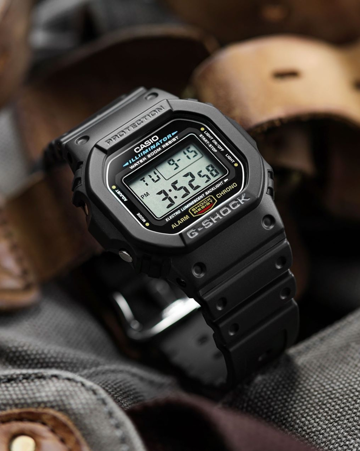 Đồng hồ G-Shock DW-5600 màu đen với thiết kế mặt vuông Origin, dây resin và màn hình điện tử dễ xem.
