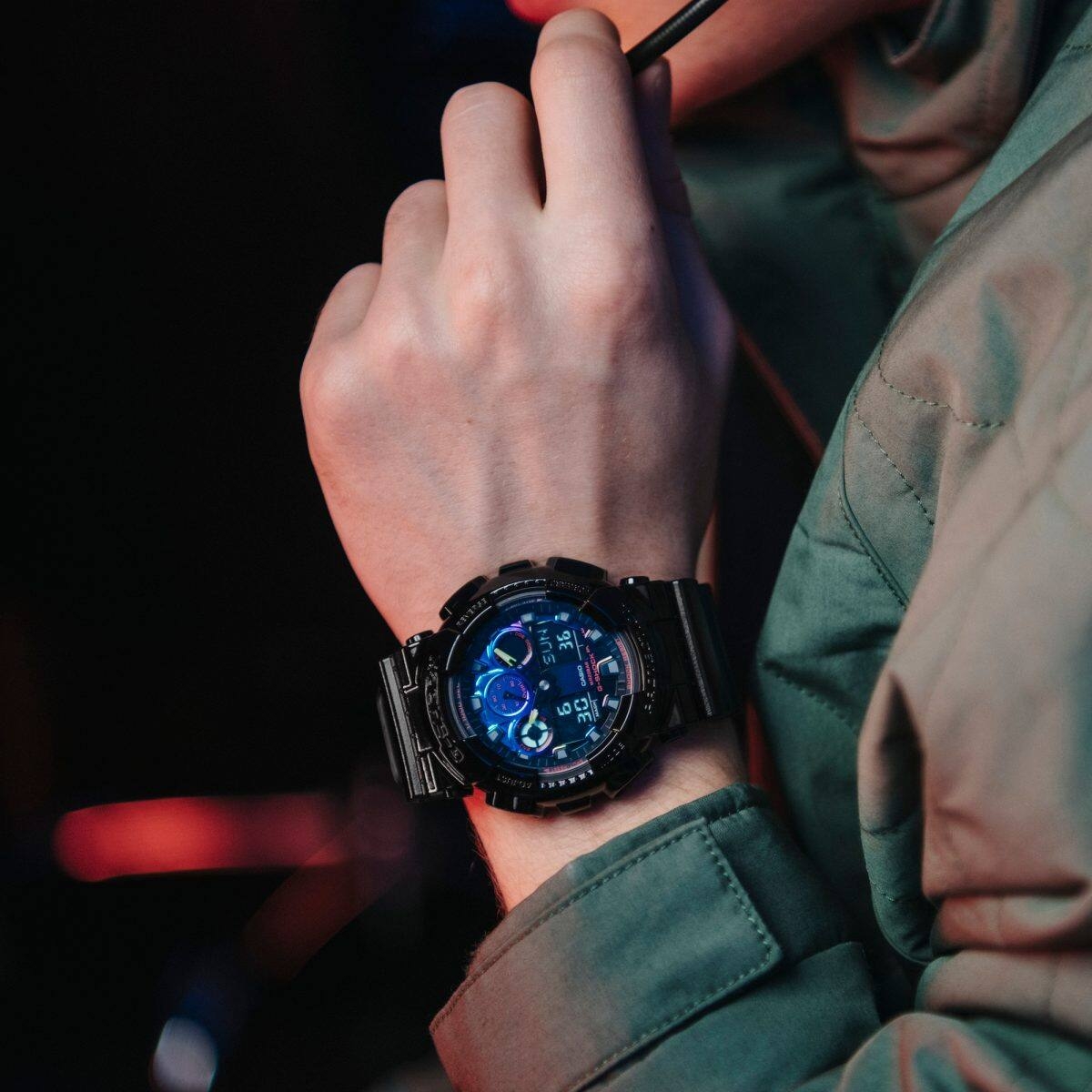 Đồng hồ G-Shock GA-100 đeo trên cổ tay trong phong cách năng động.