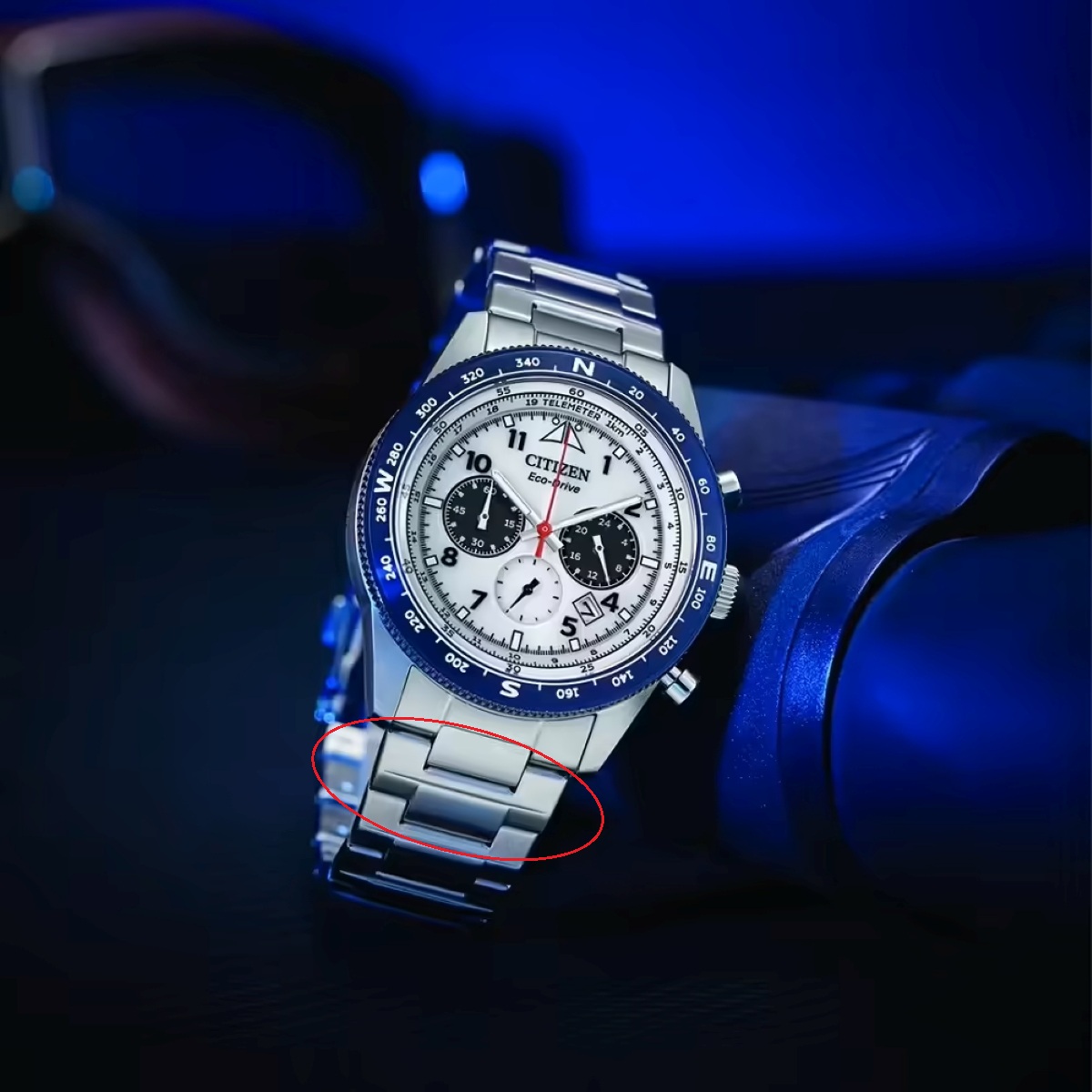 Citizen CA4554-84L với vỏ thép không gỉ chắc chắn, mặt số mạnh mẽ và dây kim loại tạo hiệu ứng tương phản.