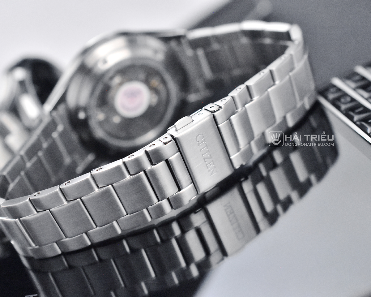 Citizen C7 có kích thước đường kính 40mm và độ dày 13mm vừa vặn, nam tính.