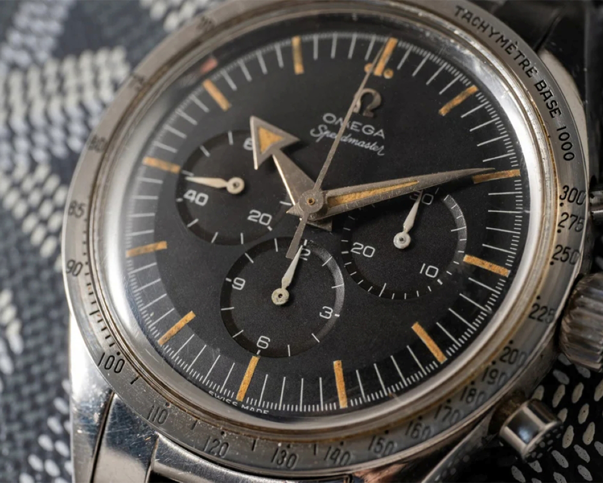 Đồng hồ cổ điển Omega Speedmaster CK 2915 ra đời năm 1957 là mẫu đầu tiên trên thế giới đưa thang đo tốc độ Tachymeter từ mặt số ra viền Bezel.