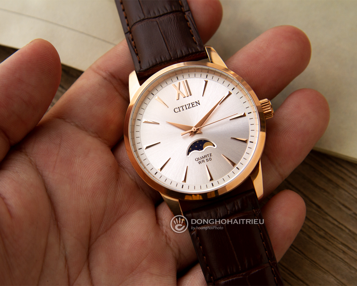 Đồng hồ Citizen Quartz WR50 AK5003-05A với thiết kế Moonphase độc đáo ở góc 6 giờ.