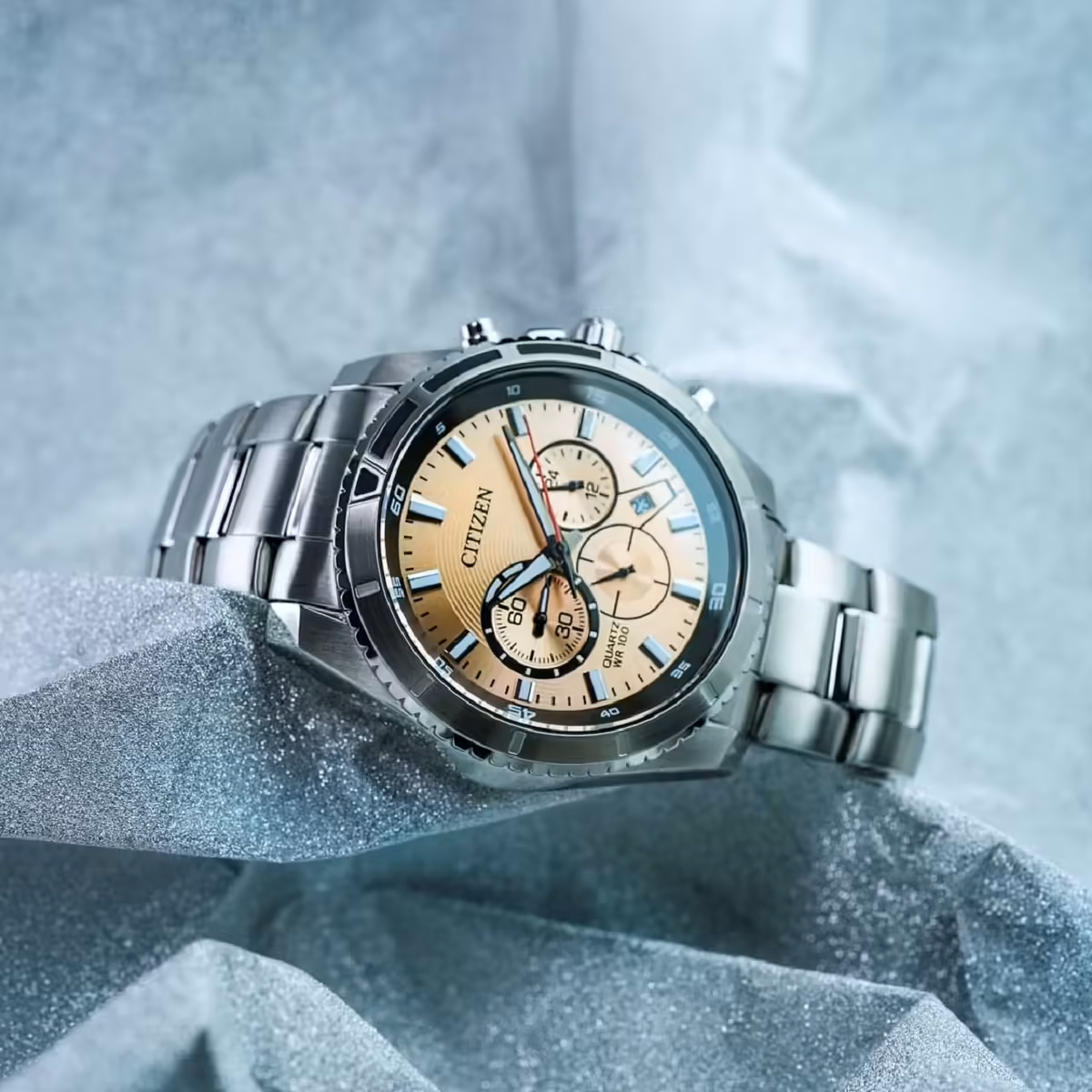 Đồng hồ nam Citizen AN8200-50X máy Quartz Chronograph, mặt số màu vàng cát, dây đeo kim loại thép không gỉ.